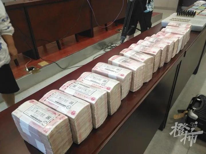 150万!被假冒老板骗后,浙江女财务从警方领走满满一行李箱返赃钱