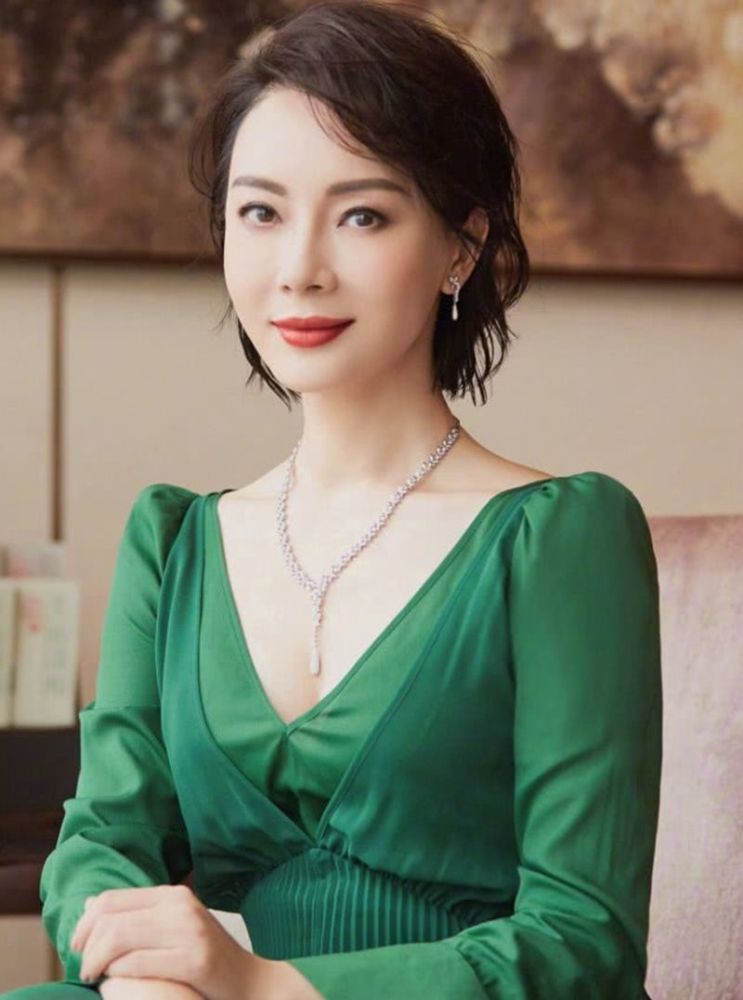 女人到了中年发型别再乱剪试试陈数的短烫发这样洋气减龄