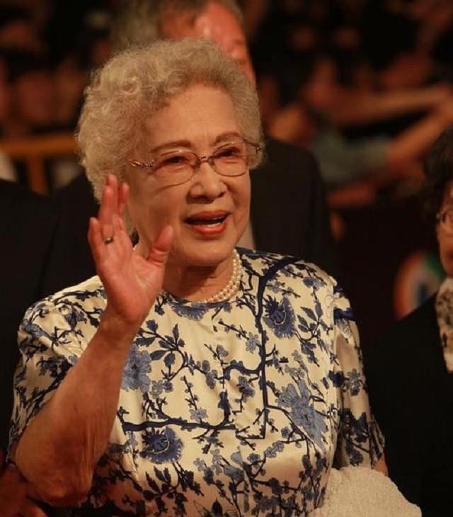 秦怡:婚姻不幸儿子残疾,她照顾爱子近40年,如今百岁依旧优雅