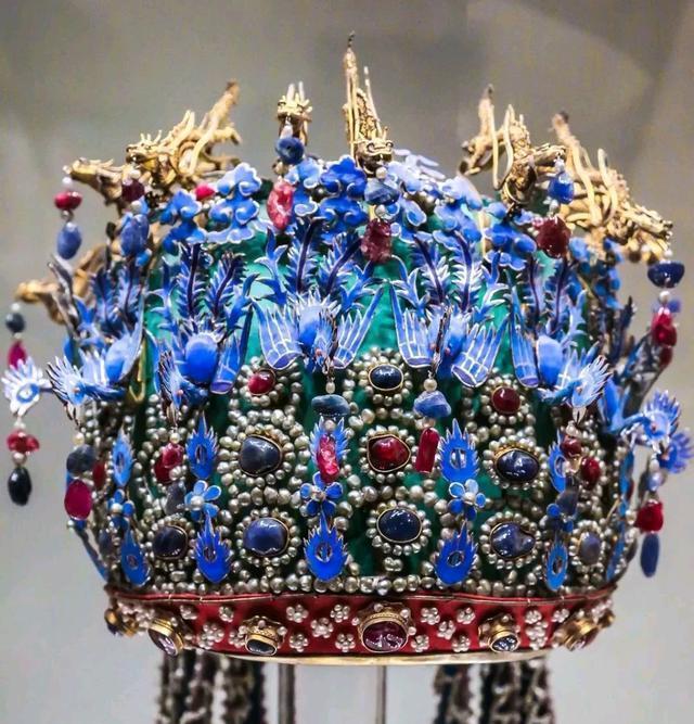 西式婚纱传统凤冠霞帔中国的年轻一代在婚纱的选择上头疼不已