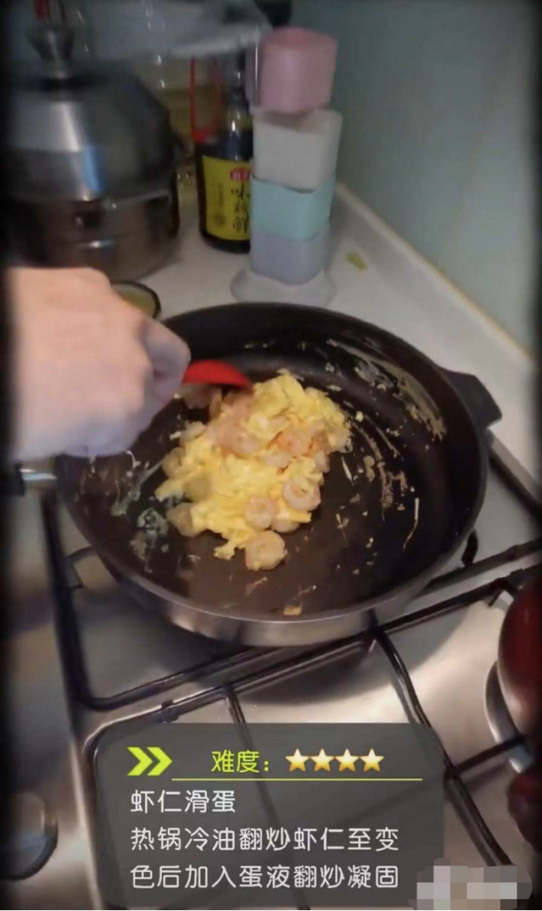 黄晓明罕见家中做饭！厨房宽敞装修简朴，手法生疏菜品卖相无食欲