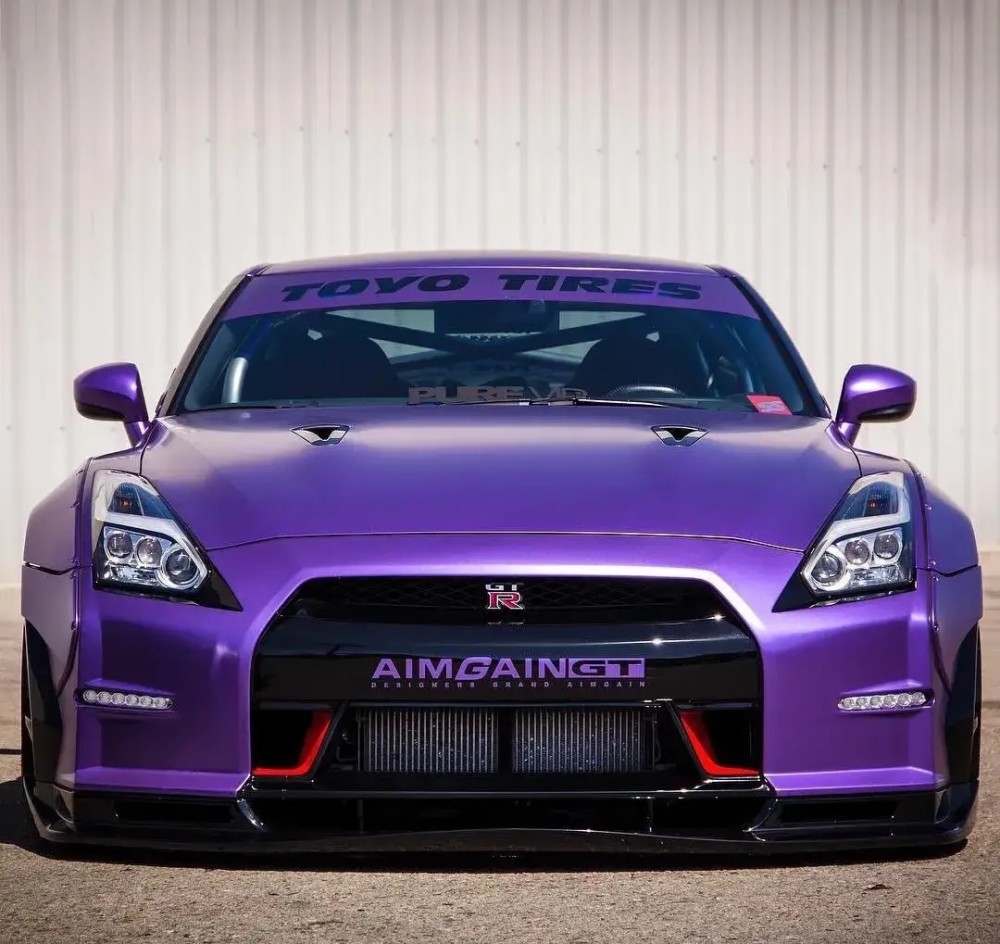 骚紫色尼桑 gt-r,宽体就是有范儿,贴地起飞