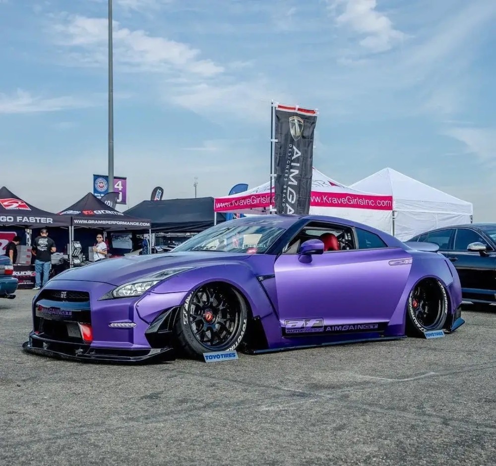骚紫色尼桑 gt-r,宽体就是有范儿,贴地起飞