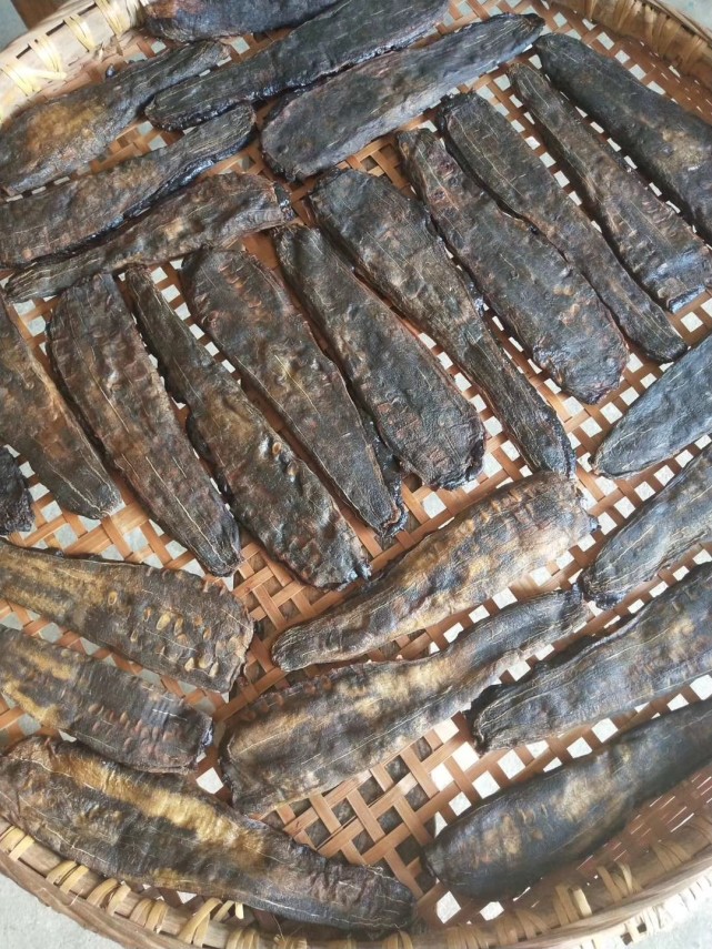 丝瓜干,表皮是用丝瓜内填充米粉等制作而成 (来自:弄口土鸡多肉园)