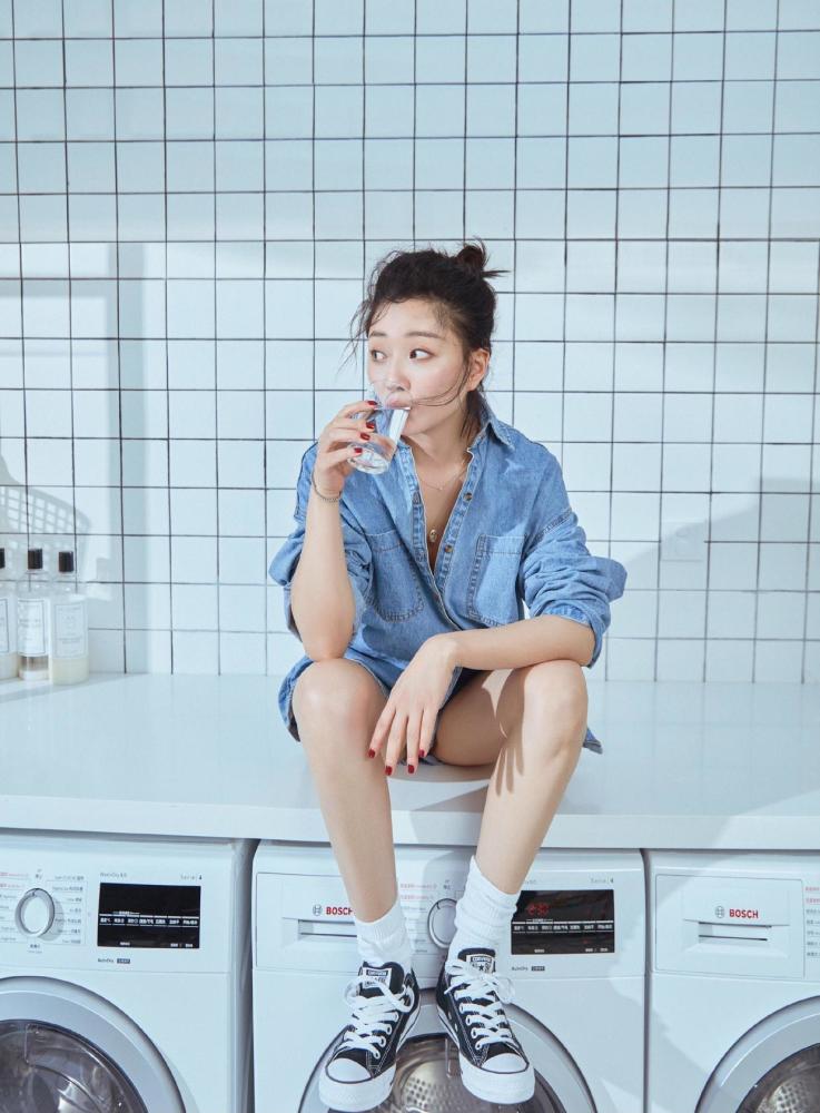 殷桃胖点更有韵味波点衬衫配破洞牛仔裤简约大气高级感爆棚