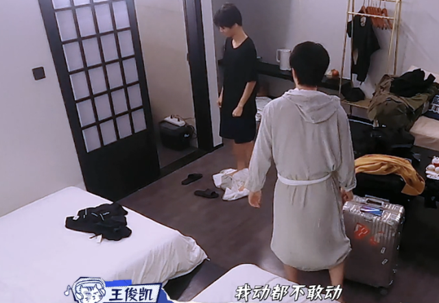 王俊凯旅游途中泡温泉水中腿放的姿势太抢镜一般人谁能做到