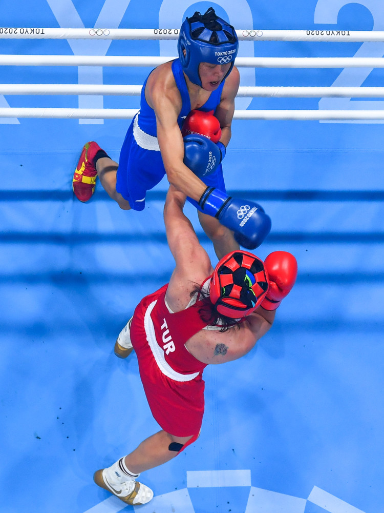 (奥运会)拳击——女子69公斤级决赛:谷红摘银