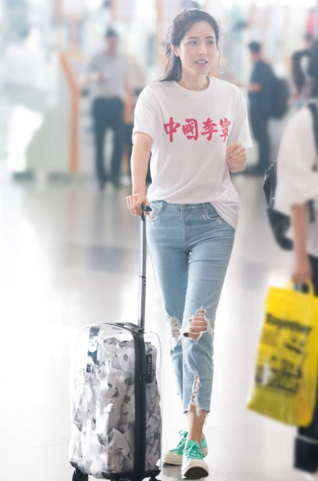 日常生活中的曾黎也是一个很会搭配的女性,她为自己选择t恤和牛仔裤的