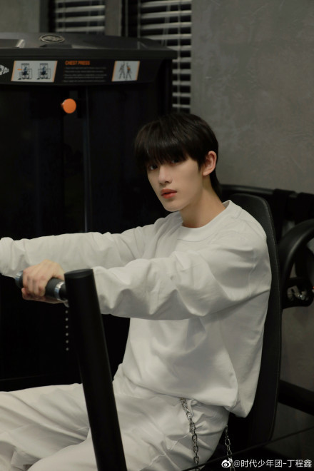 丁程鑫健身房晒帅气五连拍网友今日份运动风男友上线啦