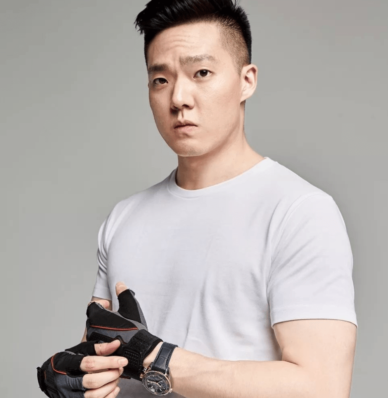 那时候王厚杰就已经进家族企业工作,担任董事长助理,日常生活也有些