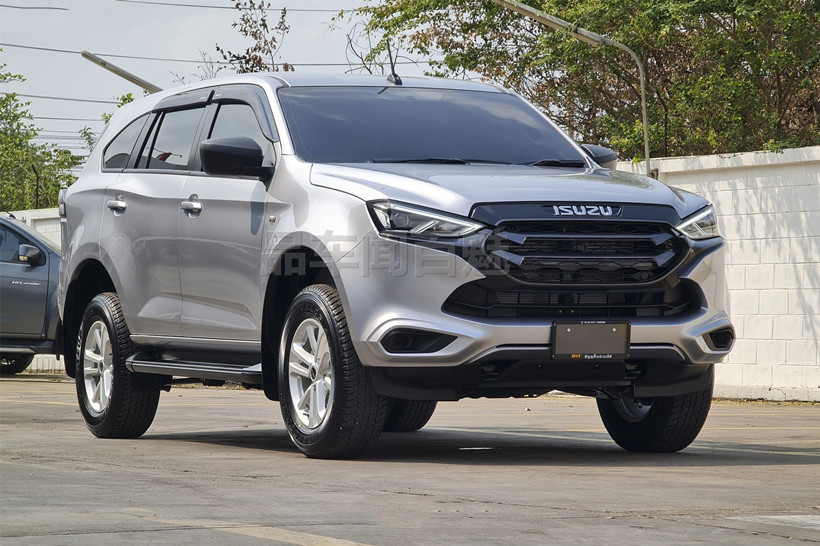 五十铃mu-x牧游侠改款现身,外观大气,车长4米85,配备柴油3.