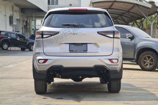 五十铃mu-x牧游侠改款现身,外观大气,车长4米85,配备柴油3.0t