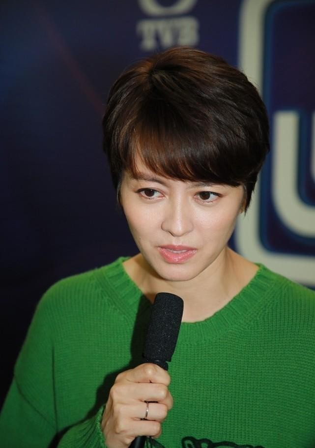 梁咏琪感觉不像是中年女人,虽然40多岁,却和20多年前一样美