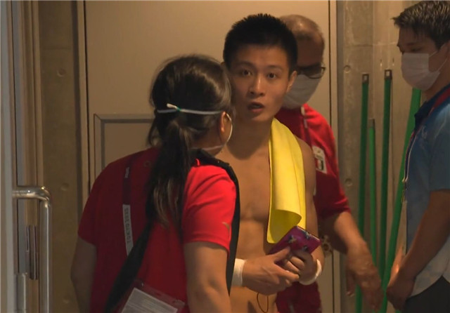 杨健超级一跳仍丢金!未与曹缘拥抱生气离开,在亚军台想戴上金牌