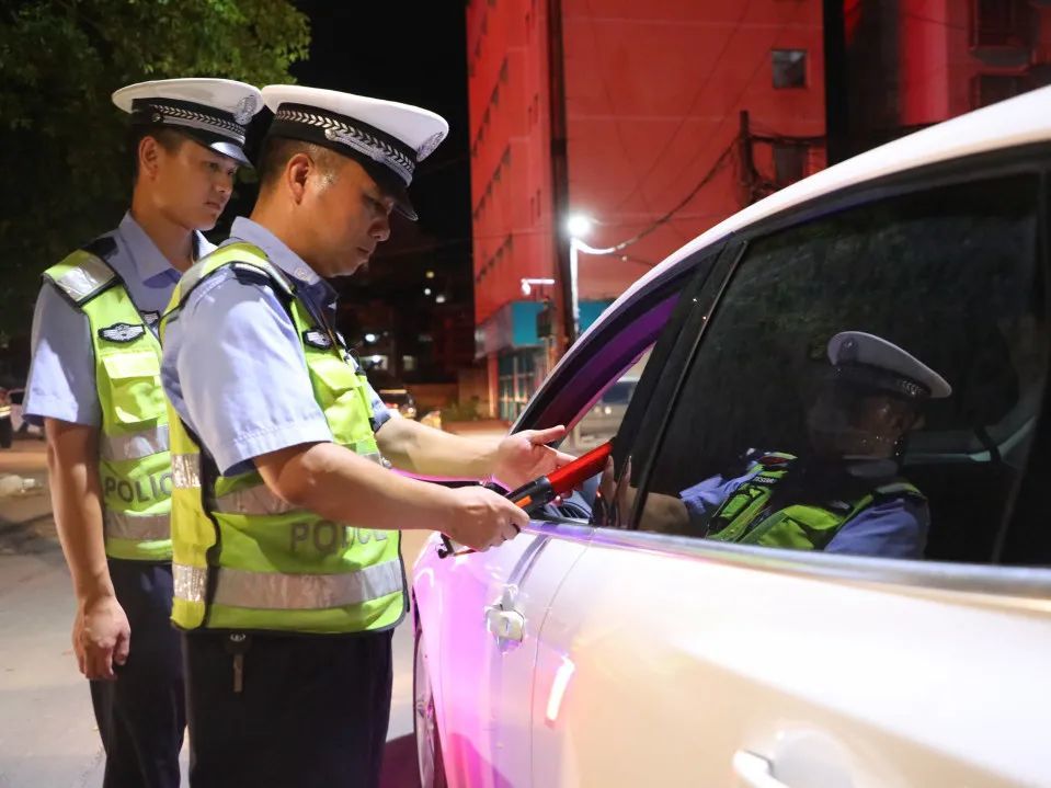 关注夜查酒驾交警叔叔在盯着你