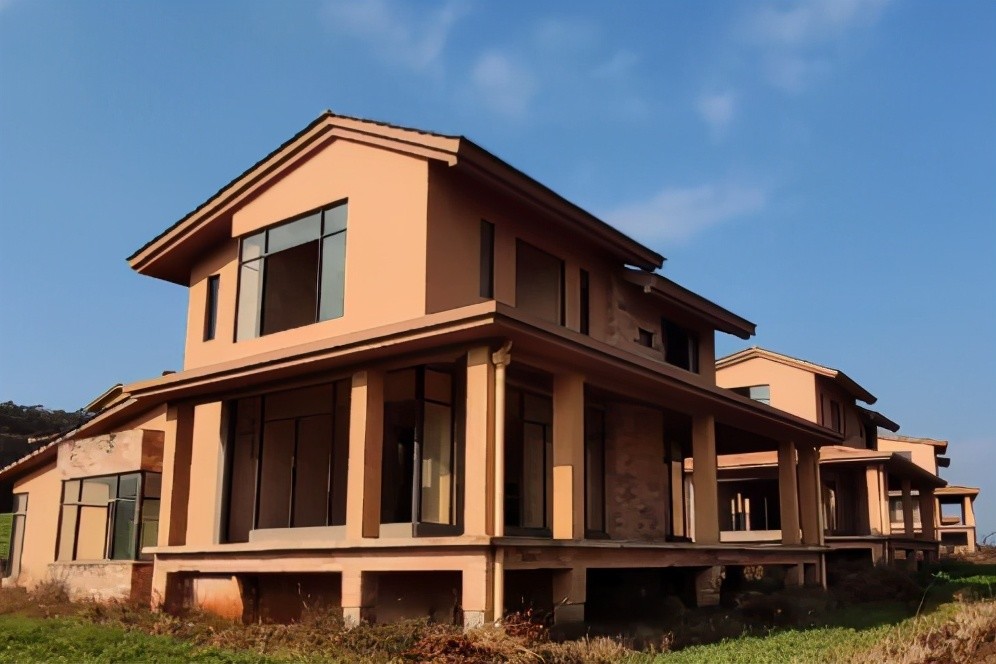 云南29亿打水漂别墅变身烂尾楼农民开荒种地