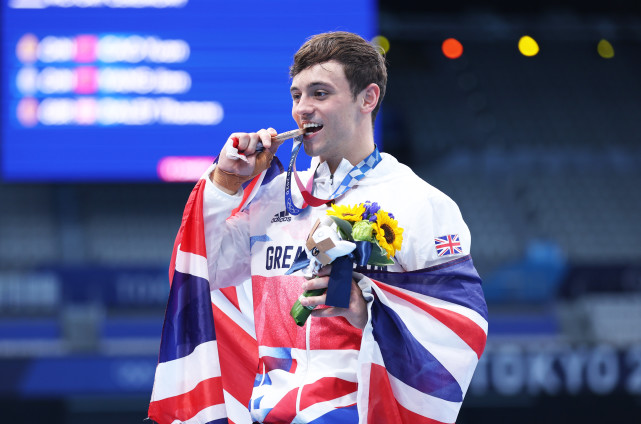 当日,在东京奥运会跳水男子10米跳台决赛中,英国选手戴利获得季军.