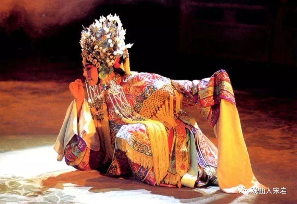 正卧鱼动作要领踏右步,双抖袖,双翻袖,右手高,左手平,右腿往前伸出再