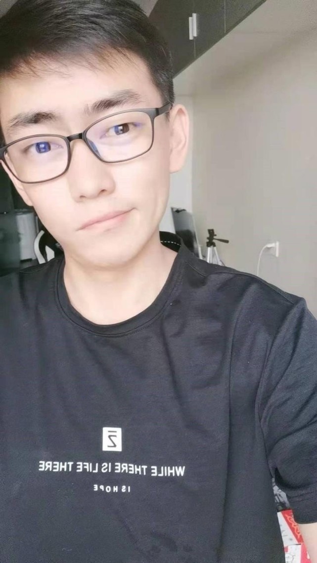 林锡真的是霸总郝一点拉他拍大片出现纰漏网友称还是休思真实