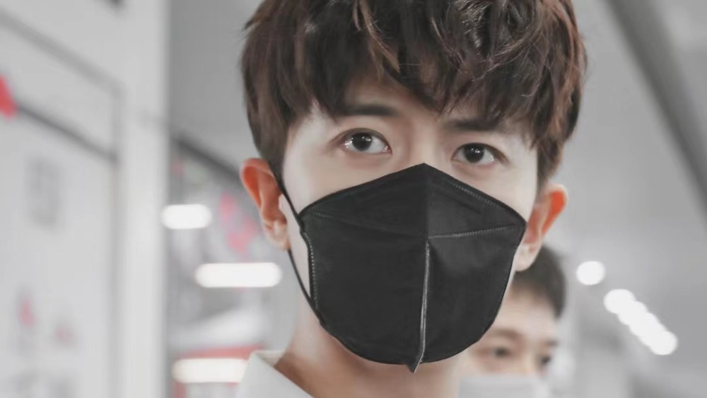 古装男神任嘉伦那口罩无法掩盖的眉眼十分适合演绎医护角色