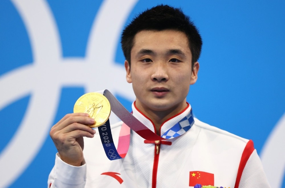 摇头转身离开想拿金牌杨健的种种行为透露出了他的不甘心