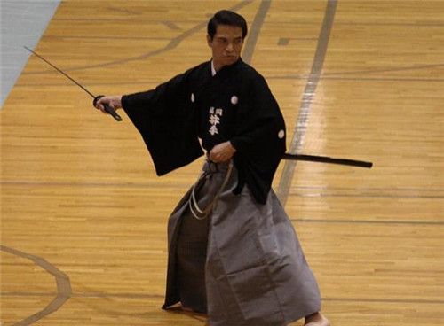 瞬间高速的拔刀攻击可不是那么容易的,这对反应能力,身体的灵活性