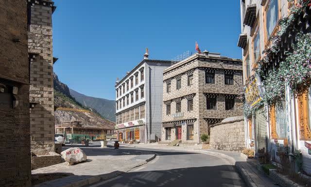 香格里拉镇位于稻城县南部,户籍人口只有3000多人,因为亚丁景区的快速