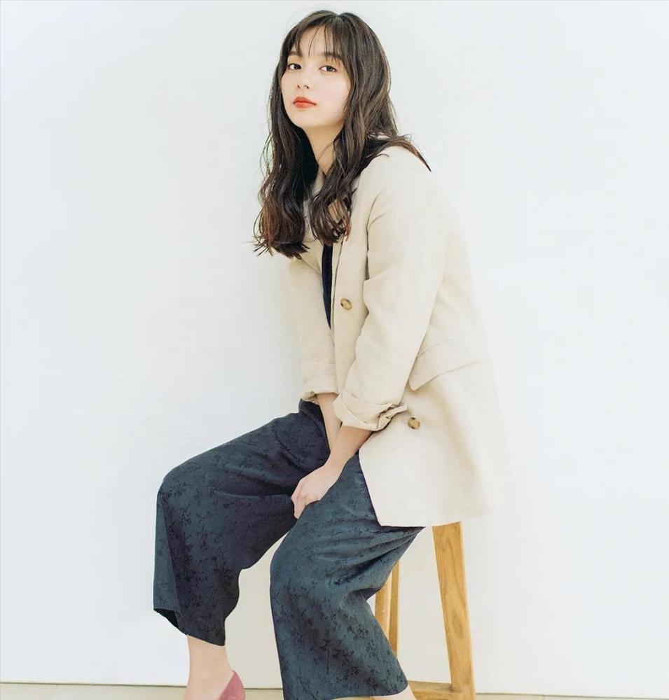 中年女人夏天别乱穿,风靡日本的"极简穿搭",照着穿简单还高级