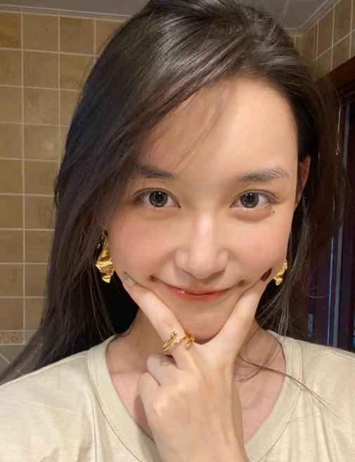 蒋依依晒浴室摆拍,当她把脸皱到一起,才明白什么叫天然妈生脸