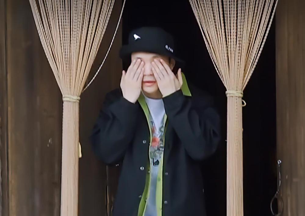 张艺兴起床照火了没化妆就站在太阳光下网友确定29岁