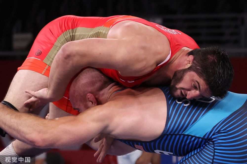 奥运金牌摔跤男子自由式97公斤级决赛俄罗斯奥委会选手夺冠