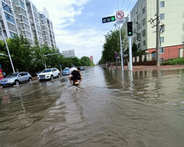 大庆路与胜利路交叉口,可以看到大庆路积水仍漫过脚踝,经过的朋友一定