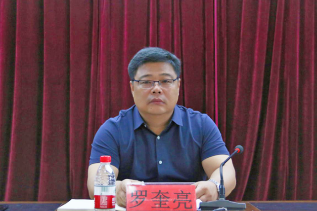 县委书记罗奎亮为培训班授第一课,县委副书记关晟参加培训.培训现场