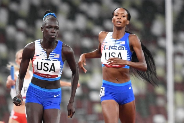 加速跑在前面,与第二名波兰队有着将近10米的差距,埃辛·穆第四棒出发