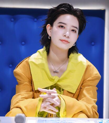 谷红女子拳击摘银 李斯丹妮用拳套花式比心:你是我们的骄傲_腾讯新闻