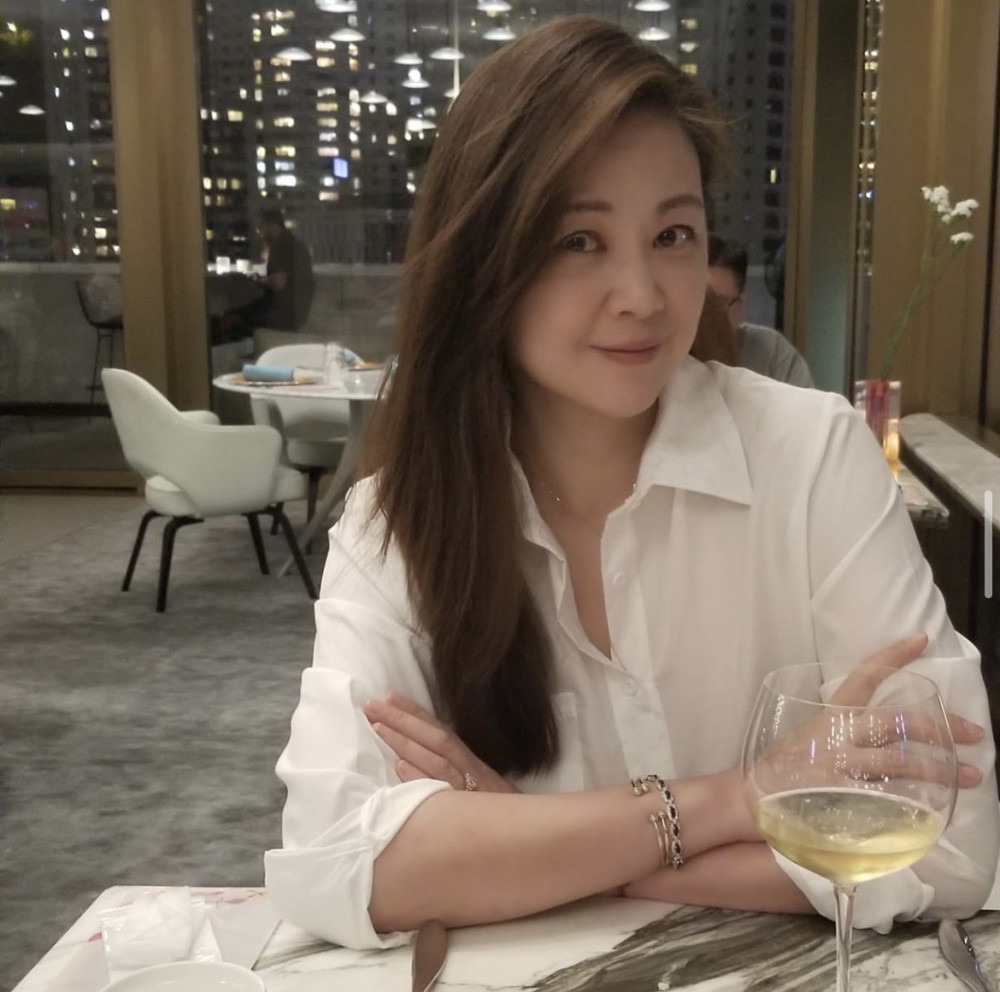 王馨平低调庆祝53岁生日,晒与富商丈夫温馨合照,结婚20年无子女_腾讯