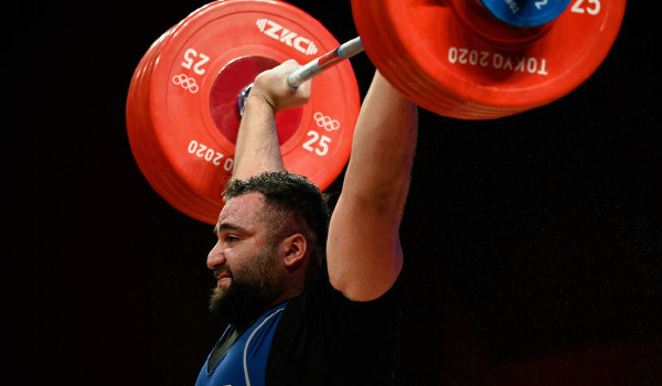 比赛中阿萨德的战术很有趣,他每一次的第二把都比第一把重上25斤左右.