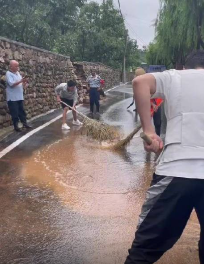 央视主持人下乡支教，撒贝宁上课捣蛋被罚站，险些被倪萍泼水教训