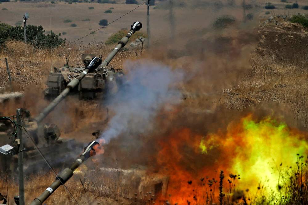 8月6日,在以色列谢莫纳镇附近,自行榴弹炮向黎巴嫩方向开火.