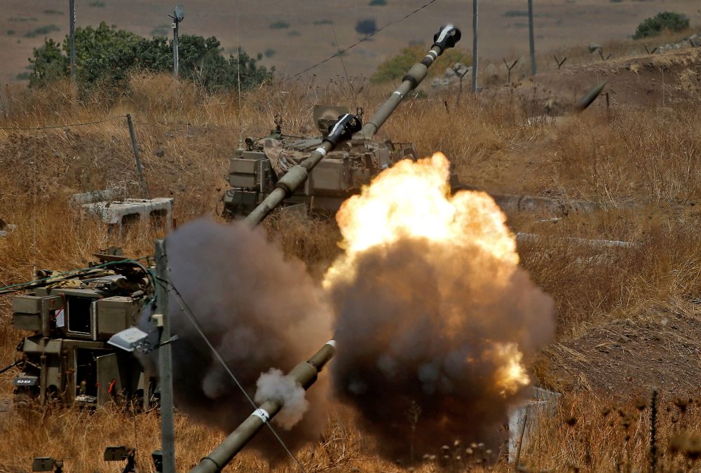 8月6日,在以色列谢莫纳镇附近,自行榴弹炮向黎巴嫩方向开火.