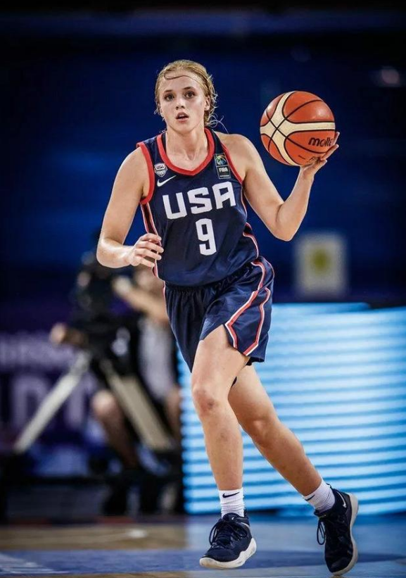 此外,海莉的过人技巧也有点欧文的意思,一个变相直接把对手鞋子晃掉.