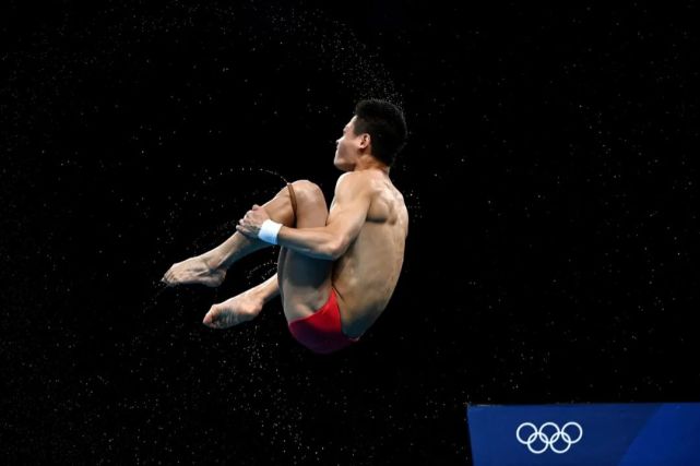 曹缘,杨健包揽奥运会10米台跳水金银牌,中国花游队赢得银牌