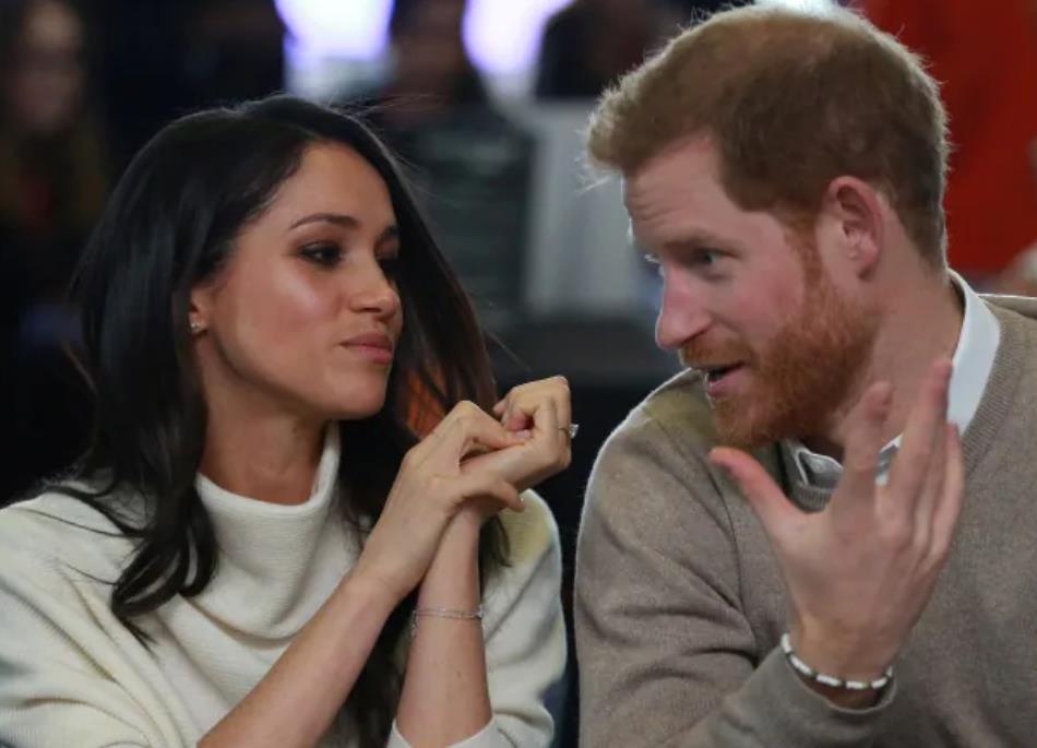 梅丽莎·麦卡锡也看到了戏剧性的一幕,两个闺蜜在镜头面前放声大笑.