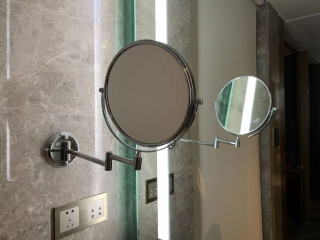 侃英语镜子叫mirror化妆镜竟然叫