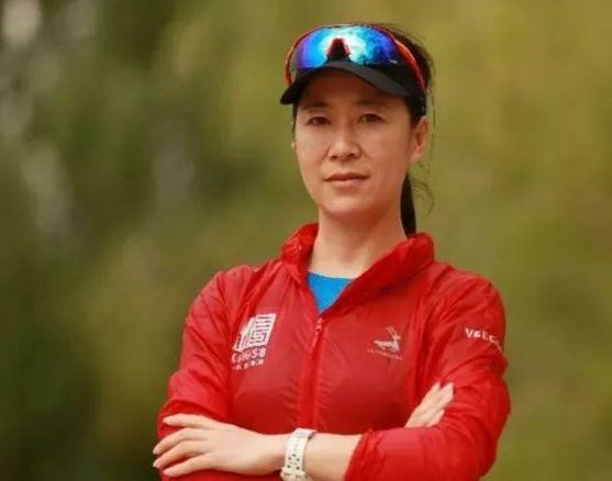 王丽萍夺金牌后默默流泪绕场一周却没有国旗教练组已提前退场