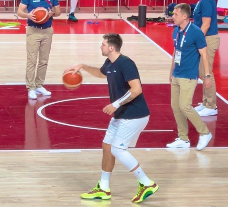 nba 东契奇谈手腕伤势：要休息几天 从NBA开赛到现在我每天都在打球