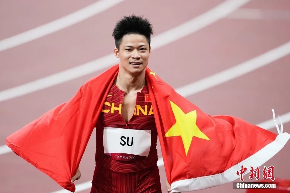 苏炳添在赛后身披国旗.