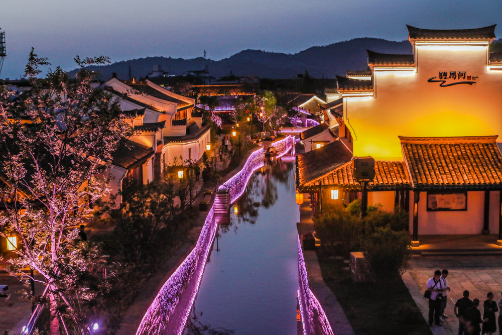 穿过慈城大东门的古城墙,一幅江南画卷便徐徐展开.