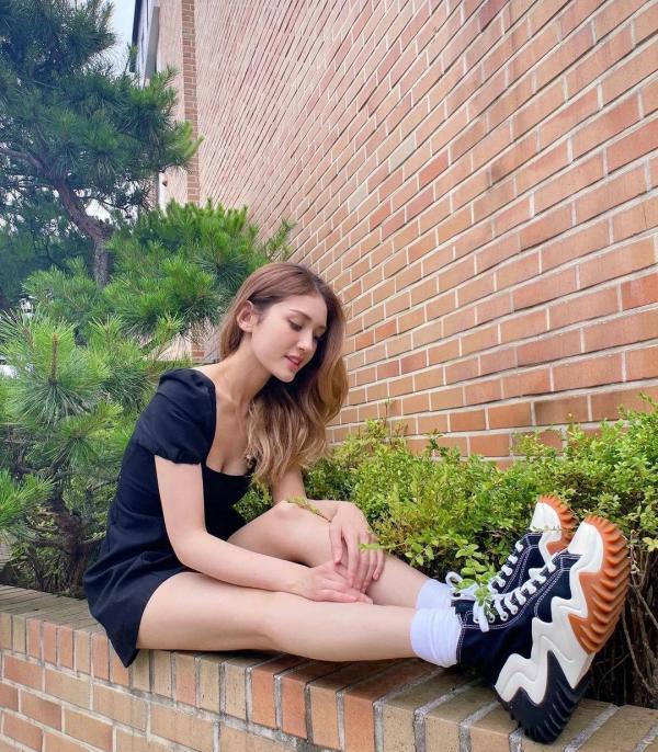 人间芭比爆火tiktok酷爱电玩还是女鞋头查收你们的新老婆