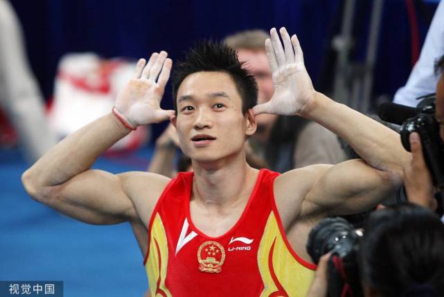 李小双在奥运会上夺得了男子个人全能金牌,他因伤退役后,中国男子体操
